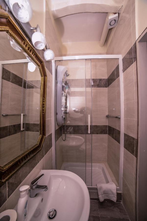 Well Come - Palazzo Reale Hotel Napoli Bagian luar foto