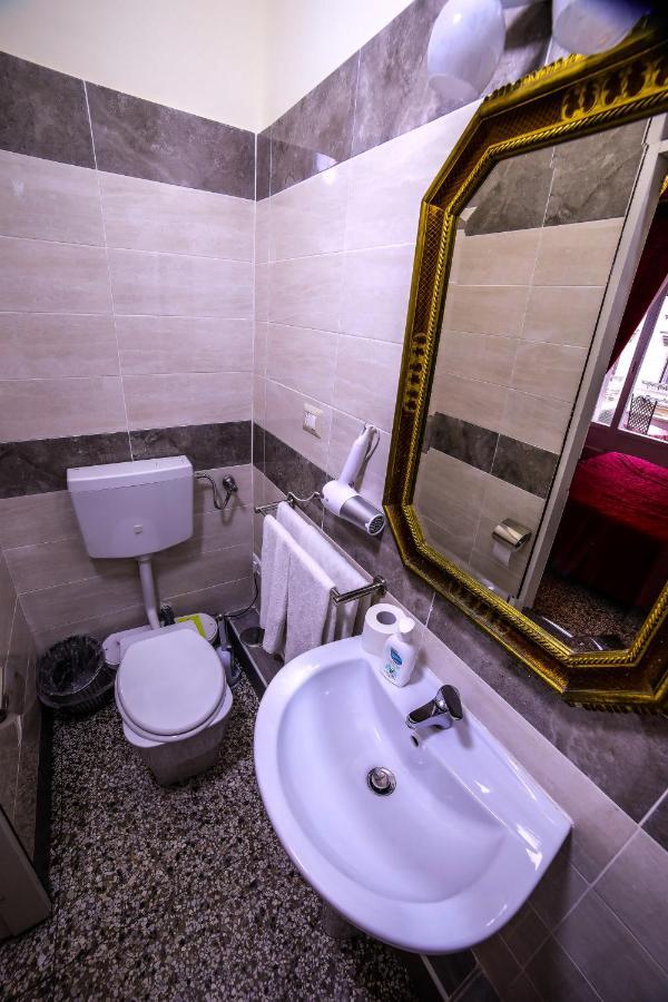 Well Come - Palazzo Reale Hotel Napoli Bagian luar foto